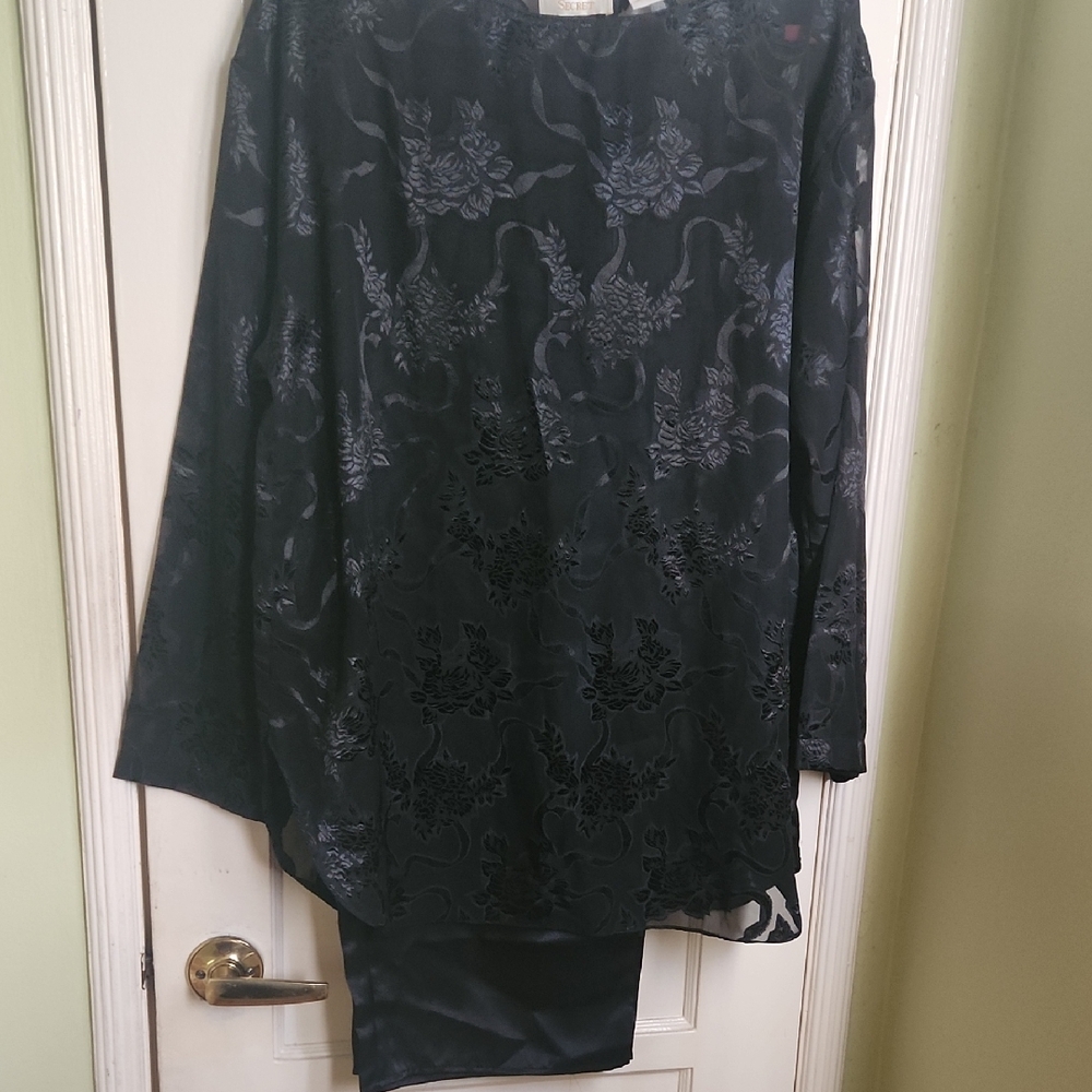 NWT VS BLACK FLORAL LOUNGE SET